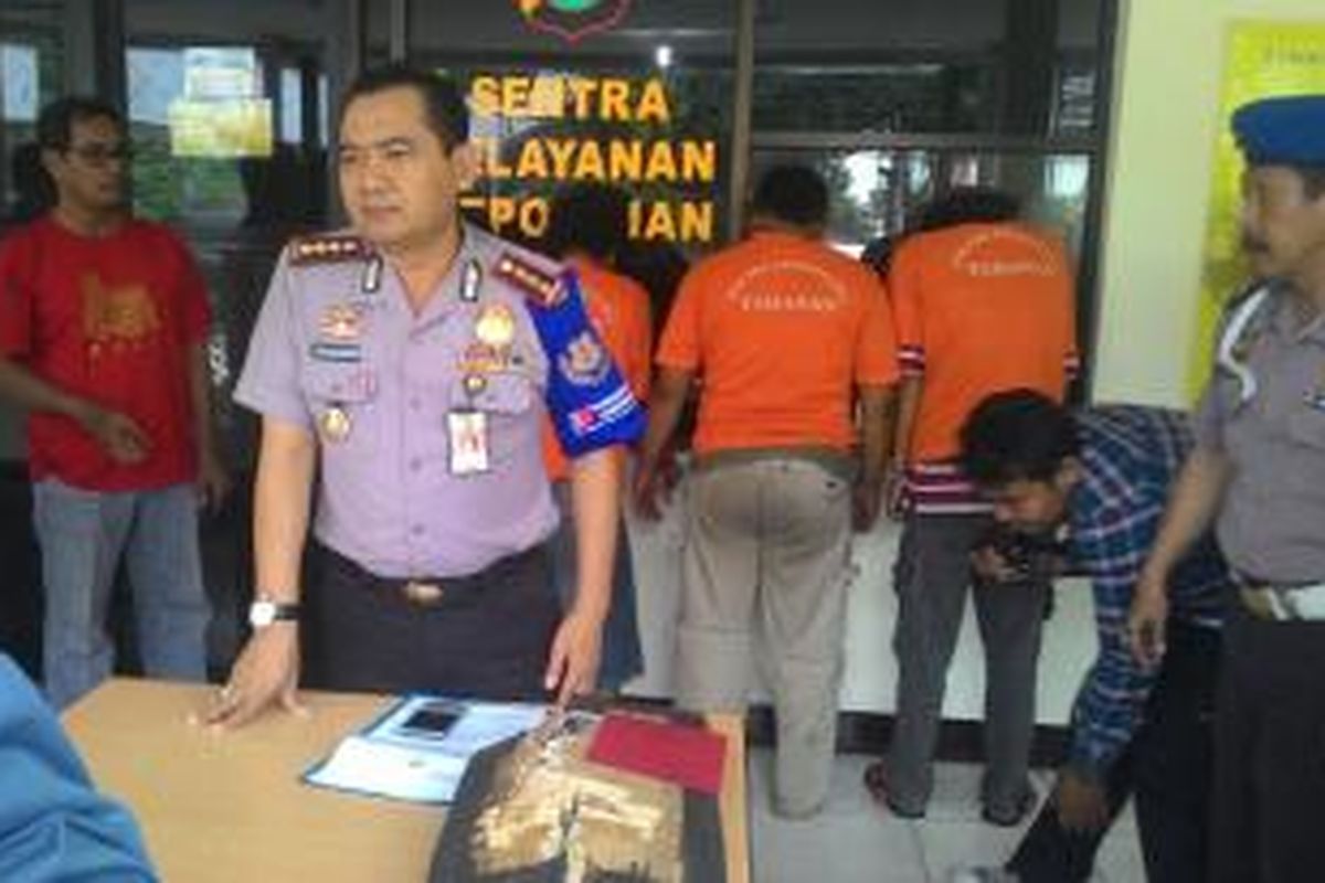 Polisi menangkap empat pelaku pengeroyokan terhadap dua anggota TNI di Terminal Kampung Melayu, Jatinegara, Jakarta Timur. Minggu (2/8/2015).