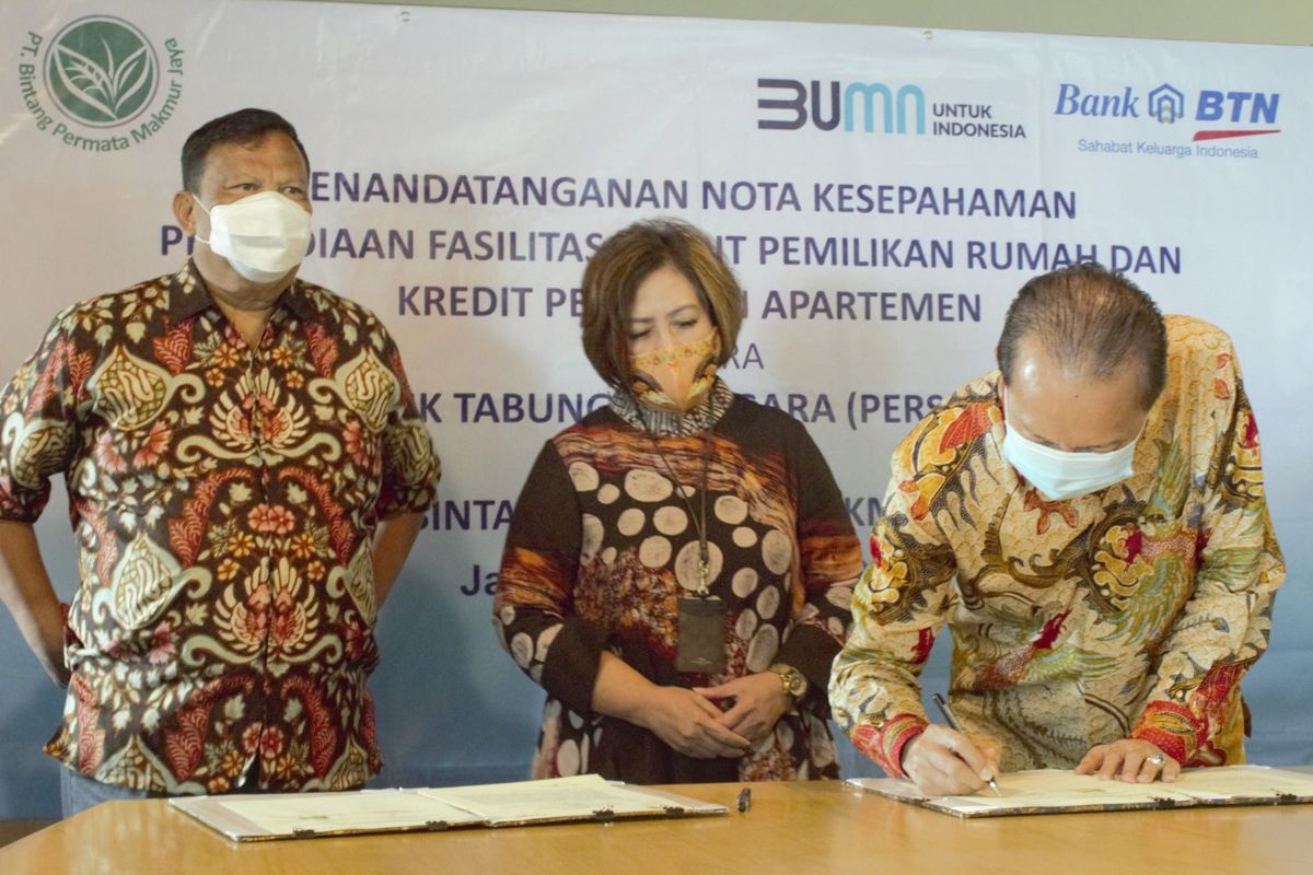 Direktur Utama PT Bintang Pratama Makmur Jaya (BPMJ) AH MAhendra, Vice President Nonsubsidized Mortgage & Personal Lending Division (NSLD) Bank BTN Suryanti Agustinar, dan Wakil Direktur Utama PT Bintang Pratama Makmur Jaya (BPMJ) Irwanto Oentung menandatangani kesepakatan Perjanjian Kerja Sama Pembiayaan KPR/KPA, Kamis (15/10/2020).