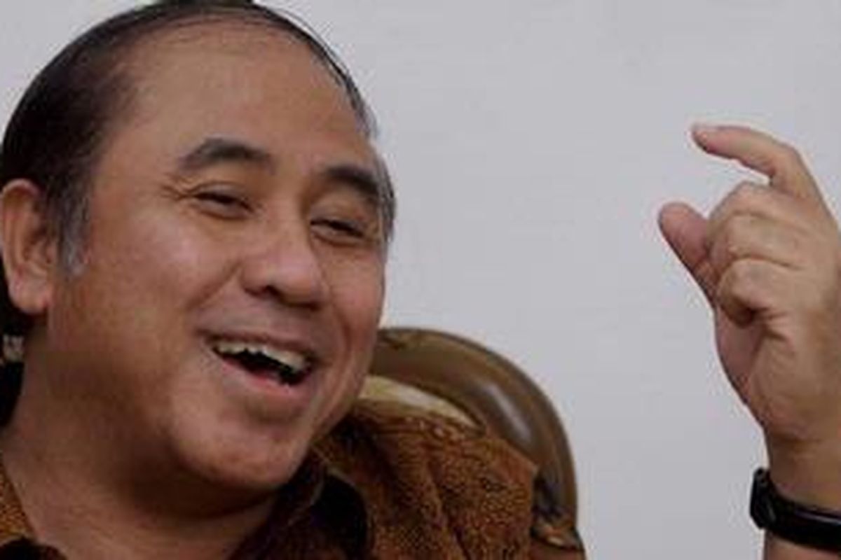 Wakil Gubernur DKI Jakarta, Prijanto saat jumpa pers tentang pernyataan kemunduran dirinya dari jabatan Wakil Gubernur, di kediamaanya kawasan Mega Kuningan, Jakarta, Minggu (25/12/2011). Ia menyatakan mundur dari jabatan sebelum usai masa baktinya yang akan berakhir pada Oktober 2012 dan telah menyerahkan surat pengunduran dirinya sebagai Wakil Gubernur DKI kepada Menteri Dalam Negeri pada 23 Desember 2011. KOMPAS IMAGES/BANAR FIL ARDHI