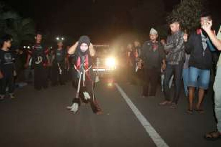 Aksi Warok Asli Ponorogo yang menarik mobil dengan rambutnya memukau penonton di halaman pendopo Kabupaten Ponorogo, Jumat (30/9/2016) malam.