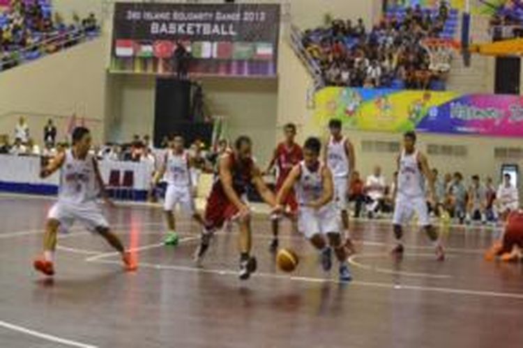 Timnas basket putra Indonesia (jersey putih), menghadang serangan timnas Palestina saat bertanding pada Islamic Solidarity Games (ISG), di Palembang Sport Convention Center, Palembang, Minggu (15/9/2013).