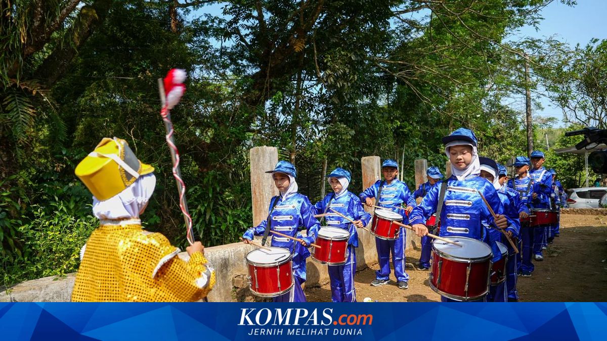 Prabowo Hadiahi SD di Sukabumi yang Bermain Drumben dengan Barang Bekas
