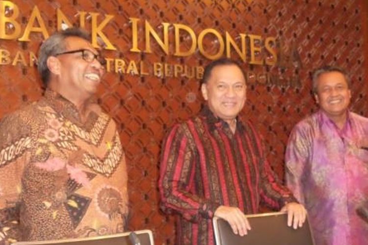 Gubernur Bank Indonesia Agus DW Martowardojo (tengah) didampingi Deputi Gubernur BI Perry Warjiyo (kanan) dan Ronald Waas (kiri) di Jakarta, Kamis (19/5/2016).