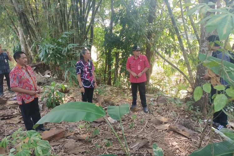 Bupati Semarang Ngesti Nugraha meninjau calon lokasi untuk fasilitas terdampak pembangunan tol Yogyakarta-Bawen