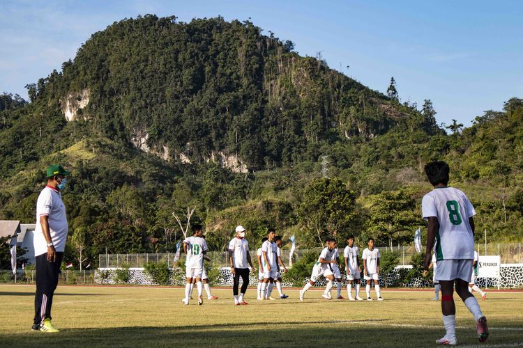 Tim sepakbola PON Jatim saat latihan untuk persiapan babak penyisihan PON XX Papua 2021 di Stadion Mahacandra Uncen Kota Jayapura, Minggu (26/9/2021) sore.