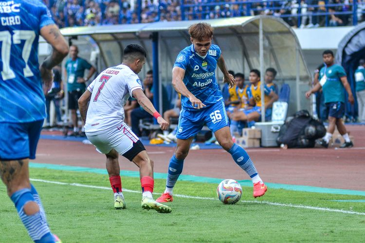 Rezaldi Hehanussa wing back Persib menguasai bola berusaha melepaskan diri dari kawalan pemain Arema FC Ariel Lucero dalam pertandingan pekan ke-19 Liga 1 2023-2024 antara Persib vs Arema FC di Stadion Gelora Bandung Lautan Api (GBLA), Rabu (8/11/2023). 