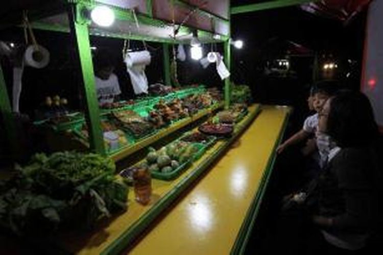 Warung makan Sunda di Jalan Bina Marga, Kota Bogor, Jawa Barat, Rabu (1/8/2012). Banyak keberadaan warung makan khas ini terpencar setelah digusur dari lokasi awal mereka di Jalan Padjajaran. 