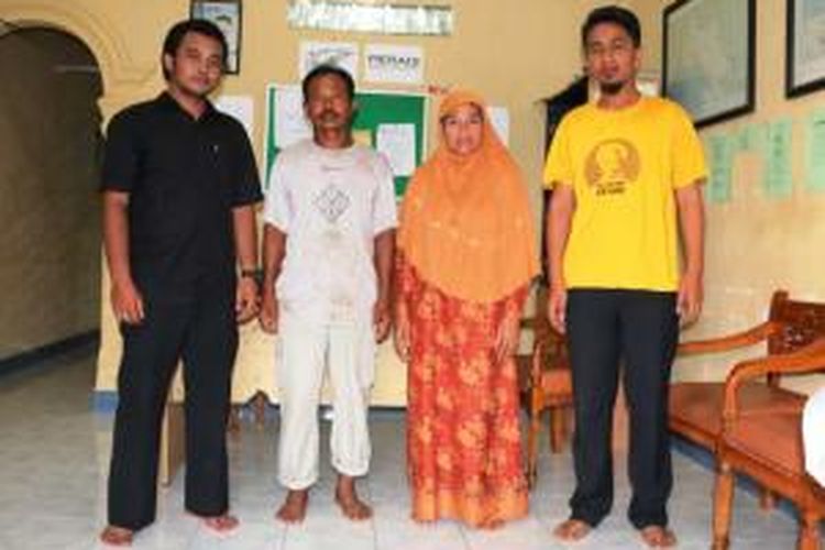 Ratna (dua dari kanan) saat mendatangi kantor LBH Banda Aceh, Pos Meulaboh, Rabu (08/04/2015) di Aceh Barat.
