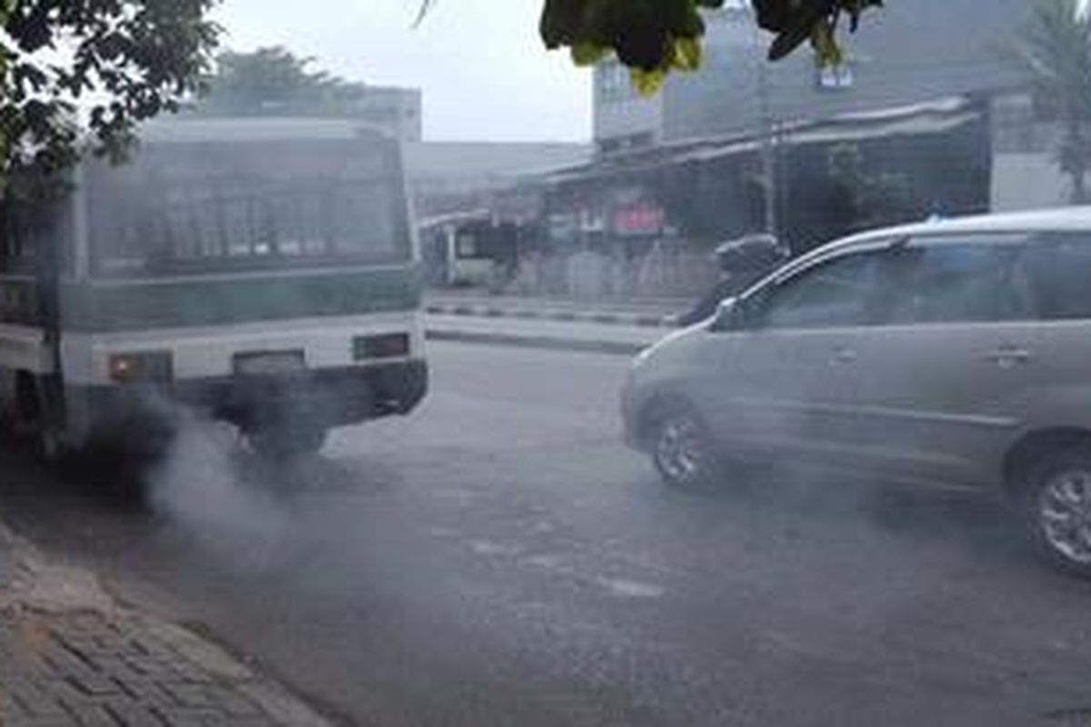 Polusi Udara Terus Mengancam - Asap hitam keluar dari knalpot angkutan umum yang melintas di kawasan Buncit Raya, Jakarta, Rabu (29/2/2012). Asap kendaraan bermotor menjadi penyumbang sekitar 80 persen polusi udara di Jakarta.