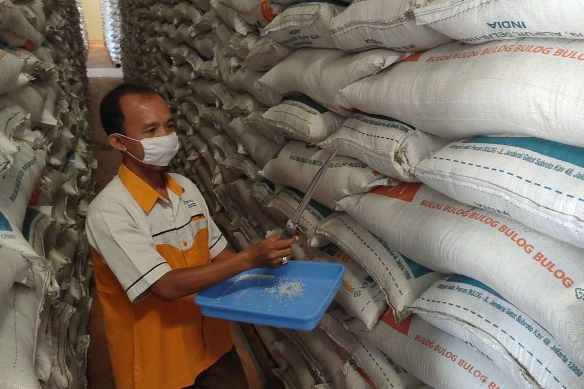 Seorang pekerja mengecek kualitas beras di Gudang Bulog di Kecamatan Larangan, Kabupaten Tegal, Jawa Tengah, Selasa (7/4/2020)