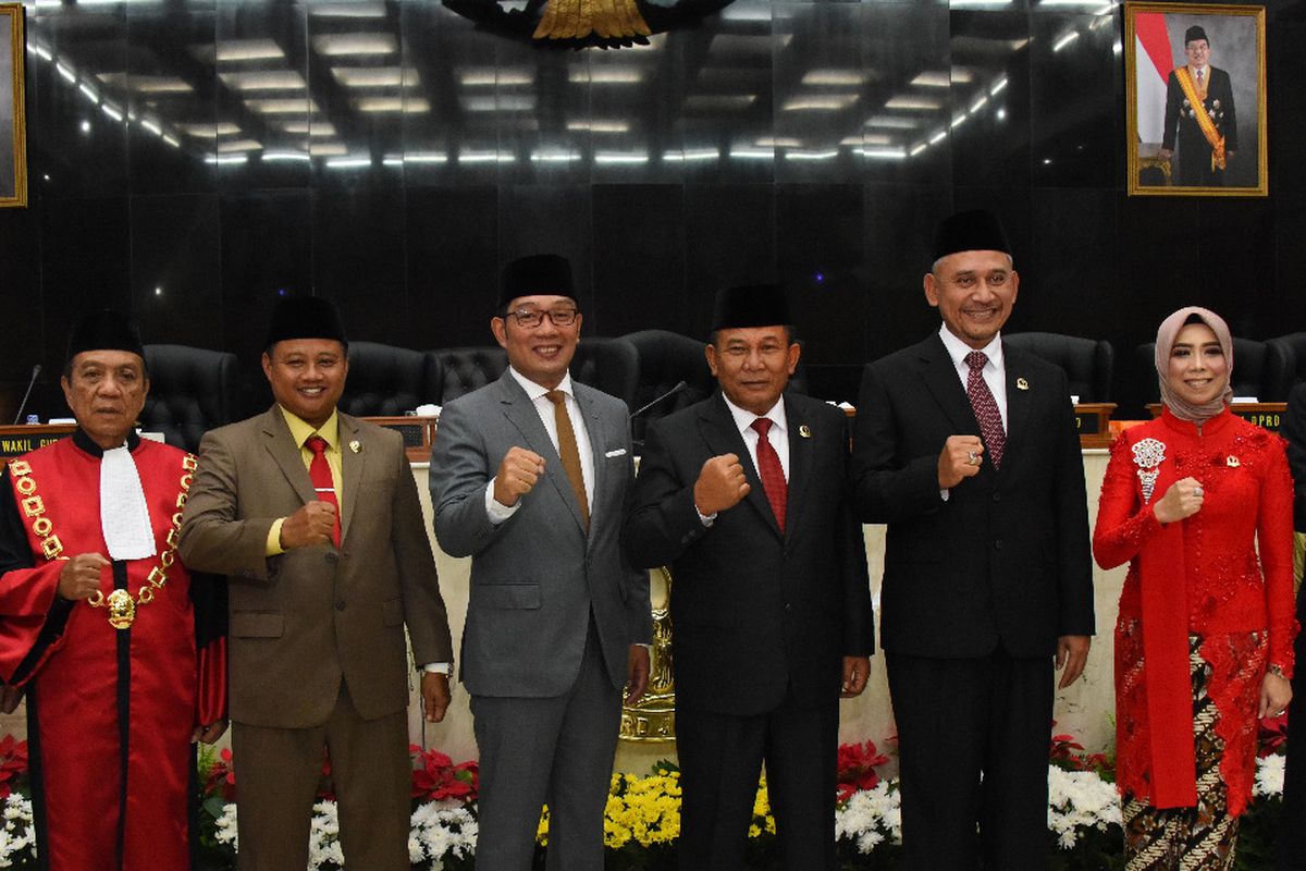 Gubernur Jawa Barat Ridwan Kamil saat berfoto bersama pimpinan Dewan Perwakilan Rakyat Daerah (DPRD) Jabar beberapa waktu lalu.