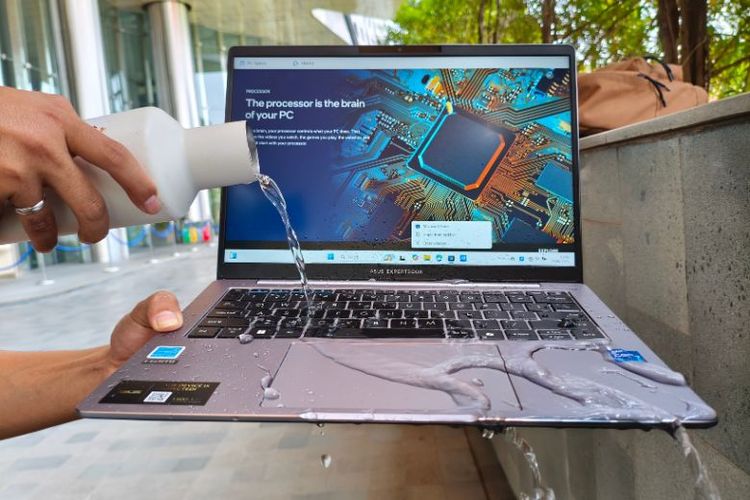 ASUS ExpertBook P3 tahan tumpahan air. 