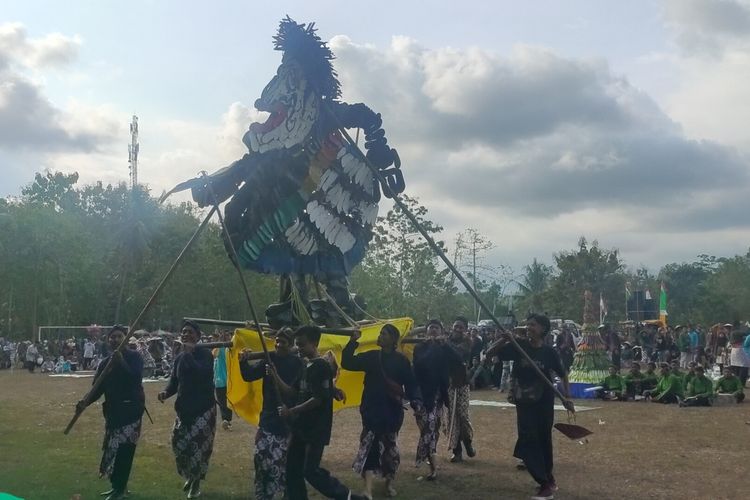 Wayang-wayangan bentuk tokoh Semar menjadi perhatian warga di merti desa Kalurahan Sendangsari, Kapanewon Pengasih, Kabupaten Kulon Progo, Daerah Istimewa Yogyakarta. Wayang-wayangan ini dibikin dengan ukuran 3x2,5 meter dari bahan sandal jepit bekas.