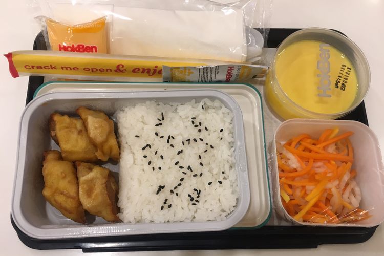 Egg Chicken Roll, salah satu menu makanan baru dalam penerbangan Garuda Indonesia kolaborasi dengan Hokben, Kamis (29/11/2018). 