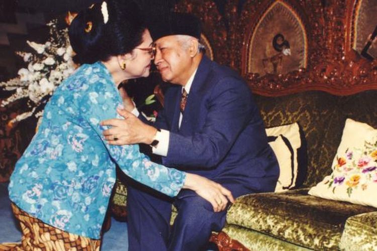 Presiden Soeharto menerima sungkem dari Ibu Tien Soeharto pada hari Idul Fitri 1 Syawal 1415 Hijriah, 3 Maret 1995.