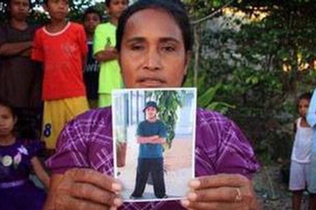 Ibu Ali, Aniza dengan gambar yang dikirim Ali dari penjara, dalam laporan investigatif televisi: Australia penjarakan anak Indonesia di bawah umur.