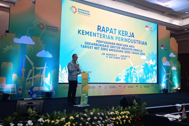 Menteri Perindustrian (Menperin) Agus Gumiwang Kartasasmita saat membuka Rapat Kerja Kemenperin soal Penyusunan Rencana Aksi Dekarbonisasi sektor Industi di JW Marriot, Jakarta, Rabu (11/10/2023).