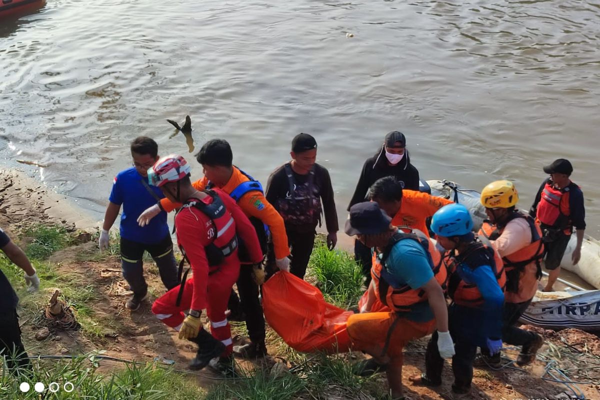 Tim SAR gabungan saat mengevakuasi satu korban lain yakni S (12), yang ditemukan tenggelam dan meninggal dunia di Kali Bekasi, Kelurahan Bojong Menteng, Kecamatan Rawa Lumbu, Kota Bekasi, Senin (8/8/2022). Sebelum menemukan S, tim SAR gabungan sudah lebih dahulu menemukan korban Y (12), yang juga tenggelam dan meninggal dunia. 