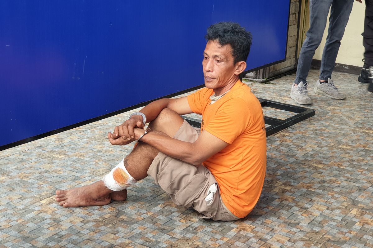 Fadli (45), warga Kota Medan, dihadirkan saat polisi menggelar konferensi pers di Polrestabes Medan pada Selasa (25/2/2025). Fadli adalah tersangka pembunuhan sopir taksi online, Jannus Simanjuntak (44). 