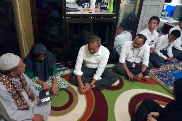 Jajaran manajemen PLN Bangka Belitung saat kunjungan ke rumah pegawai PLN korban jatuhnya pesawat Lion Air JT 610, Rizal Gilang, Senin (29/10/2018).