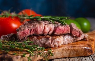 Chef renata memasak steak, suhu awal 30°c dipanaskan hingga 60°c. kenaikan suhu steak yang dimasak c
