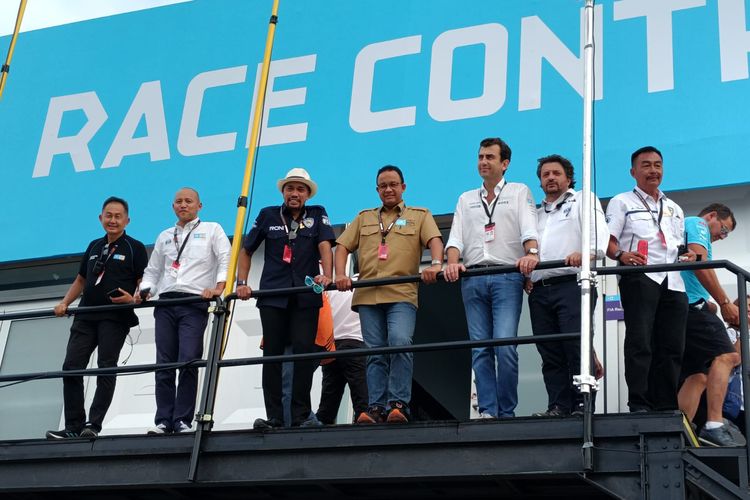 Gubernur DKI Jakarta Anies Baswedan meninjau persiapan akhir sirkuit Formula E di Jakarta Internasional E-Prix Circuit (JIEC), Ancol, Jakarta Utara, Jumat (3/6/2022).