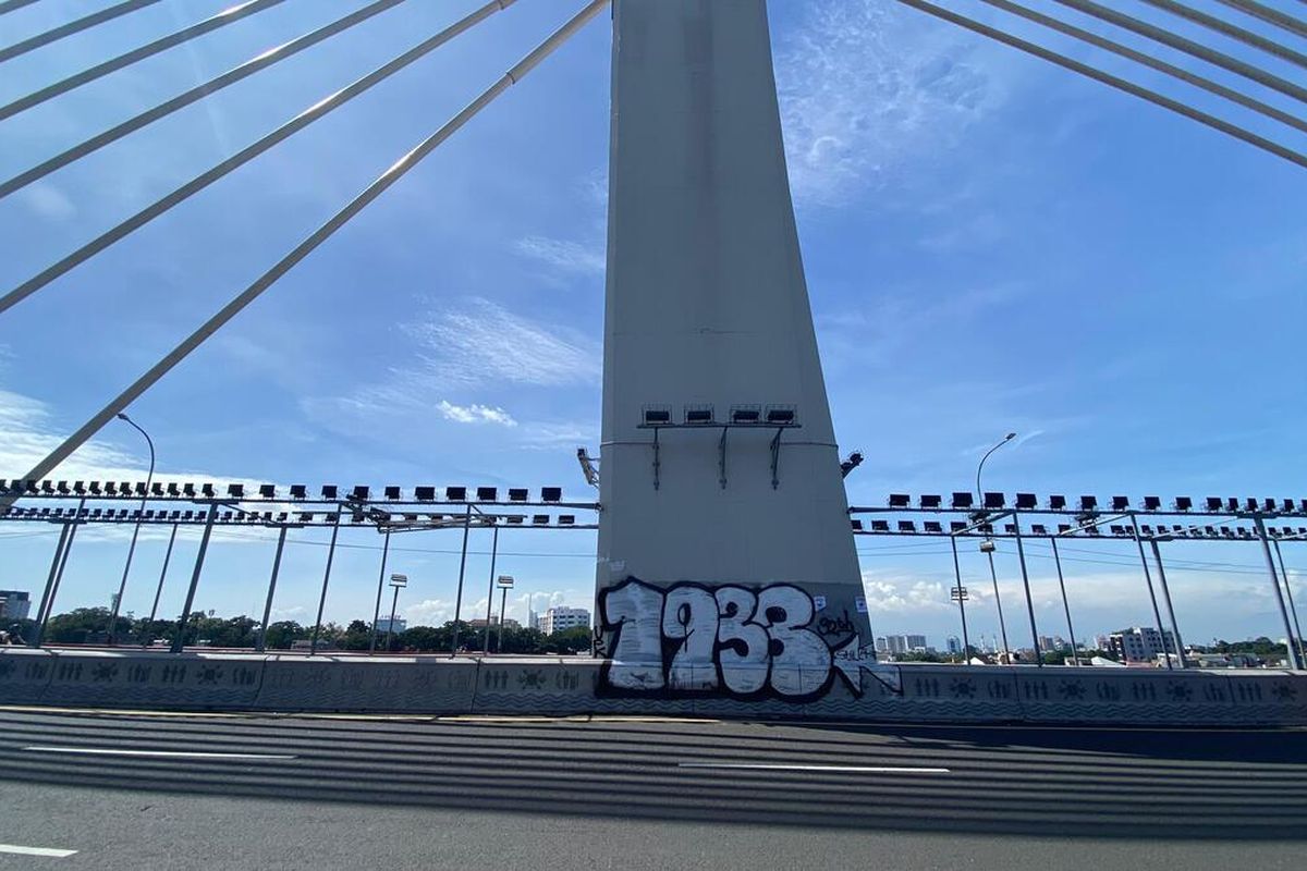 Tembok tiang penyangga fly over Pasupati, Kota Bandung, kedapatan dicorat-coret oleh sekelompok pemuda. Aksi vandalisme tersebut viral di media sosial setelah salah satu pengemudi sepeda motor merekam aksi para pemuda. Adapun coretan di tembok fly over Pasupati berupa tulisan angka 1933.