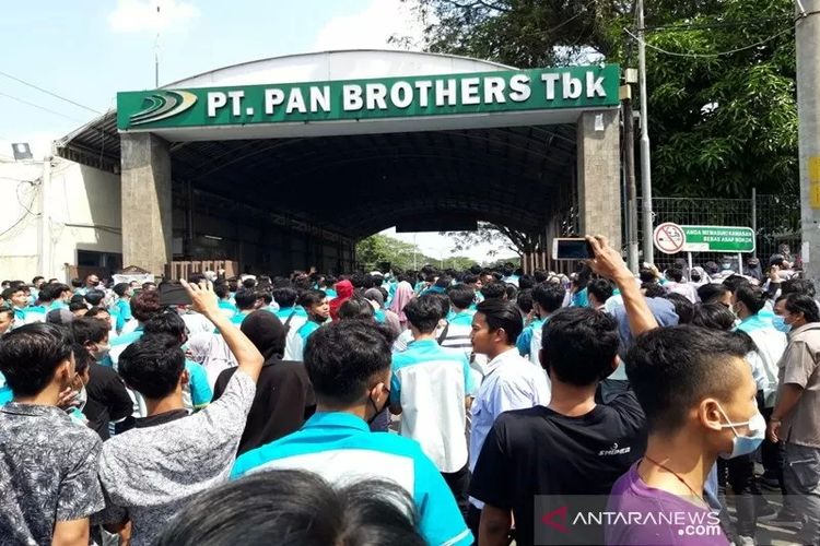 Ribuan buruh saat melakukan aksi unjuk rasa menuntut pembayaran penuh gaji dan THR di depan pabrik PT Pan Brothers Tbk di Desa Butuh Mojosongo Boyolali, Rabu (5/5/2021).