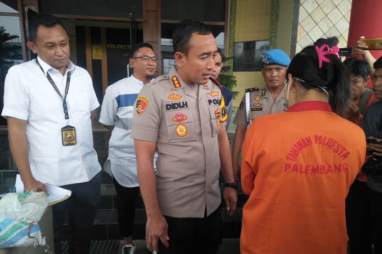 Kapolresta Palembang Kombes Pol Didi Hayamansyah saat melakukan gelar perkara terkait kasus pembunuhan bayi yang dilakukan oleh ST (36) yang tak lain adalah ibu korban, Selasa (5/11/2019).
