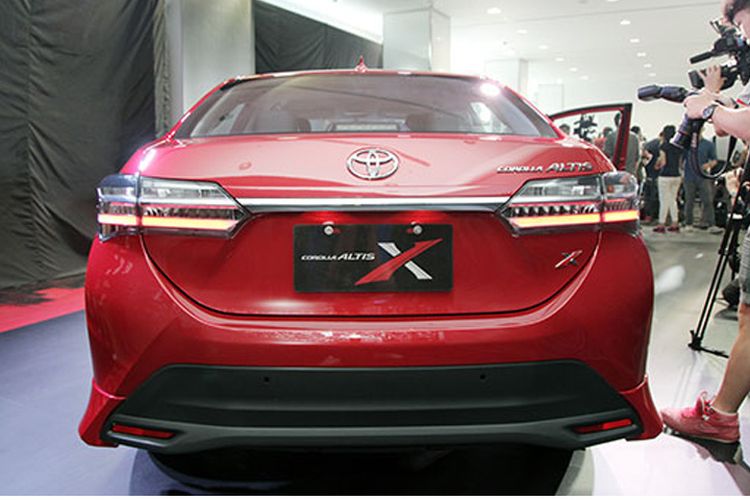 Bagian belakang Toyota Corolla Altis X.