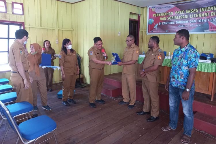 Dinas Komunikasi dan Informatika (Kominfo) Papua menghadirian layanan internet gratis di kawasan perkampungan yang ada di dua titik Kota Jayapurn, yaitu Kampung Tobati dan Kampung Enggros, Senin (11/7/2022).