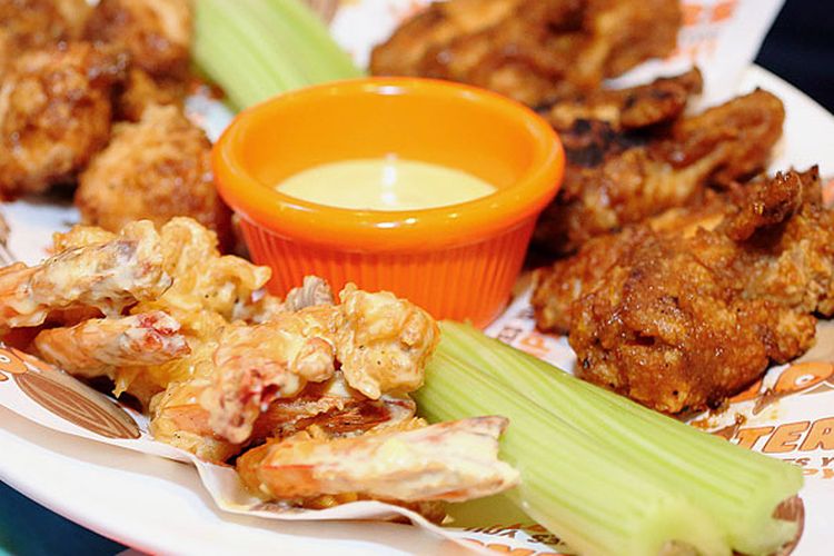 Chicken Wings platter dengan bumbu khas Indonesia. 