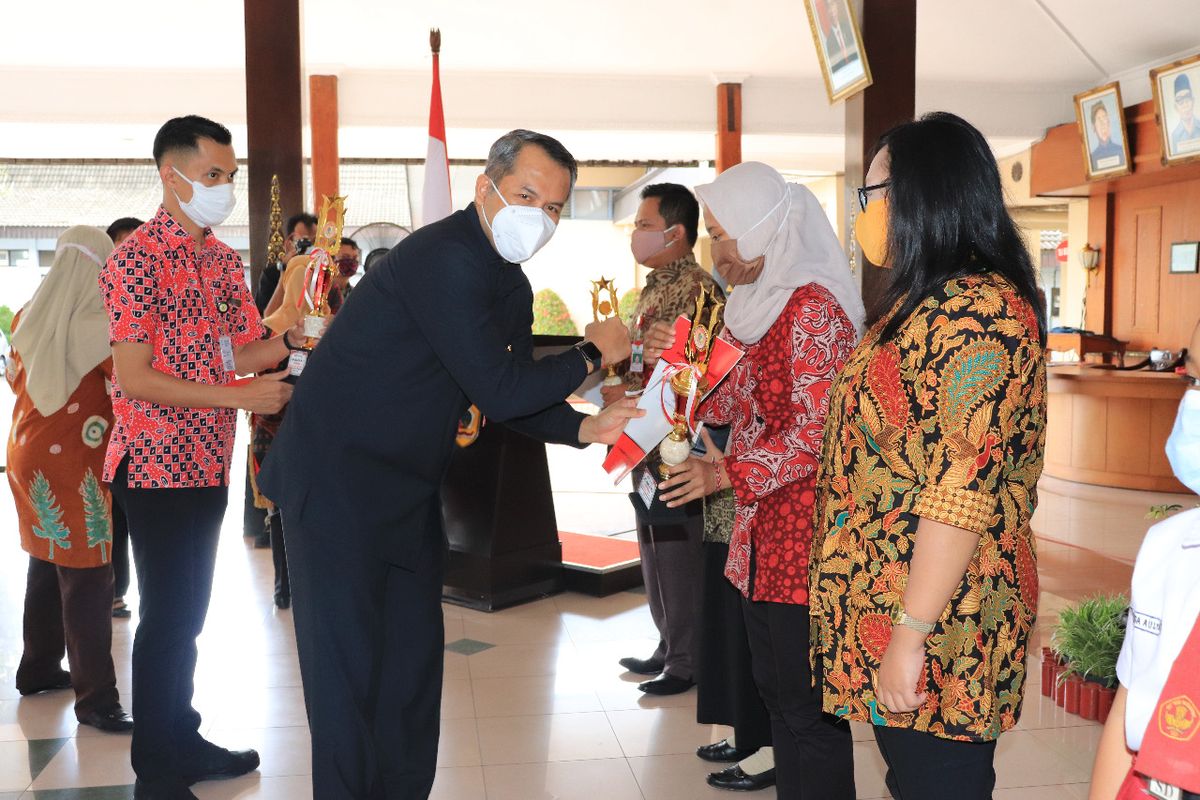 Bupati Wonogiri, Joko Sutopo menyerahkan penghargaan kepada salah satu pemenang Wonogiri Innovation Awards 2020 di Pendopo Kabupaten Wonogiri, Rabu (16/12/2020).