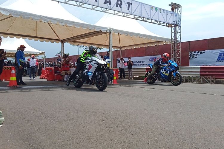 Kanit Laka Lantas Polres Tangsel Iptu Nanda ikut balapan di hari kedua Street Race BSD Tangerang, Sabtu (23/4/2022).