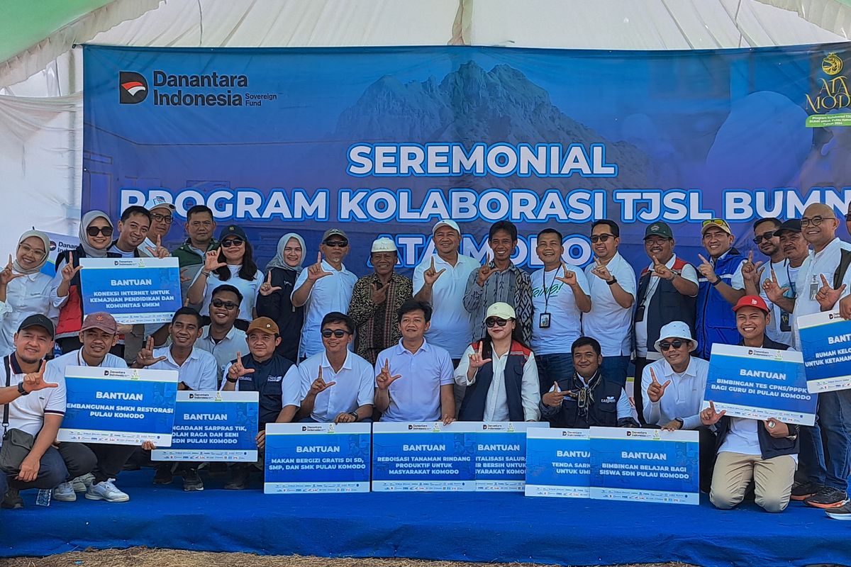 Perwakilan anggota program kolaborasi TJSL BUMN melakukan foto bersama saat seremonial peresmian ATA MODO.