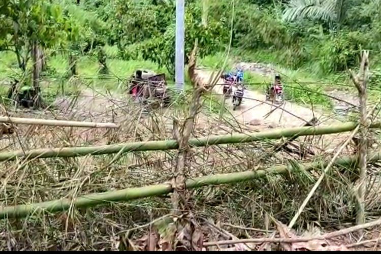 Jalan Desa Riso di Polewali Mandar, Sulawesi Barat, yang ditutup setelah salah satu calon kepala desa kalah dalam pemilihan.