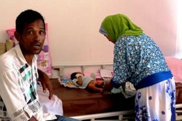 Bayi yang ditinggalkan di depan warung mi di Desa Suak Geudeubang, Kecamatan Samatiga, Kabupaten Aceh Barat,  diadopsi oleh pasangan Riniwati (32) dan Mustafa (35).