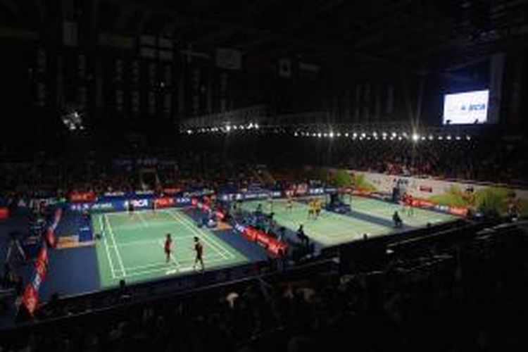Beberapa pemain tengah bertanding pada hari pertama BCA Indonesia Open Superseries Premier 2015 di Istora Gelora Bung Karno, Senayan, Jakarta, Selasa (2/6/2015).