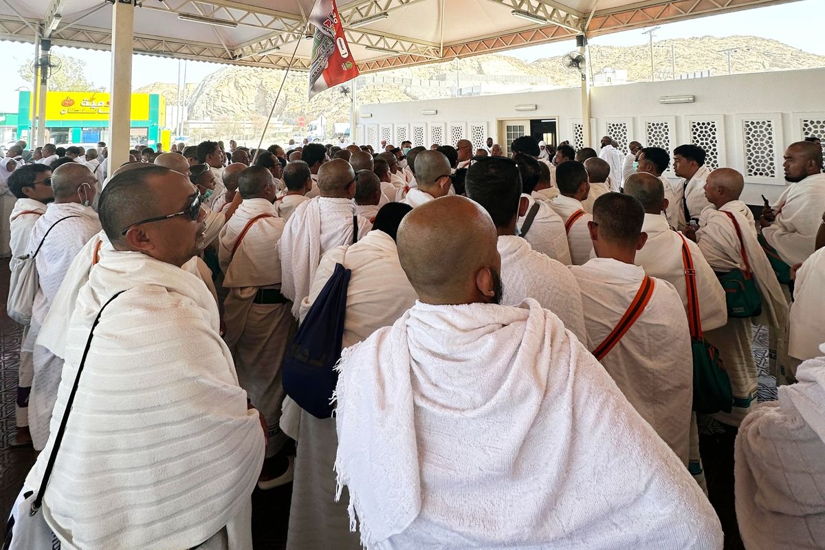 Jemaah haji asal Kabupaten Bangkalan saat melaksanakan miqat ji'ranah setelah istirahat 2 hari dari pelaksanaan ibadah haji