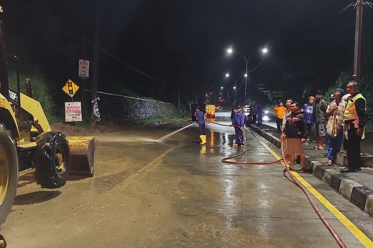 Petugas gabungan membersihkan material longsor di Jalan Lingkar Salatiga (JLS).