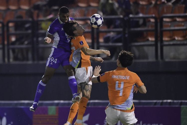 Usaha penyerang Persib Bandung Uilliam Barros menyelesaikan peluang di depan gawang Ratchaburi FC dengan berduel melawan Jesse Curran pada laga leg pertama 16 besar AFC Champions League Two (ACL 2) 2025-2026, Rabu (11//2/2026) di Stadion Ratchaburi. 