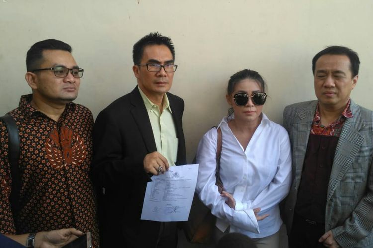Pihak yang melaporkan Baim Wong dan Lucky Perdana, Astrid selaku perwakilan pihak QQ Production (kedua kanan) dan Didit Wijayanto selaku kuasa hukum beserta timnya usai membuat laporan di Polda Metro Jaya, Jakarta Selatan, Kamis (2/5/2019).