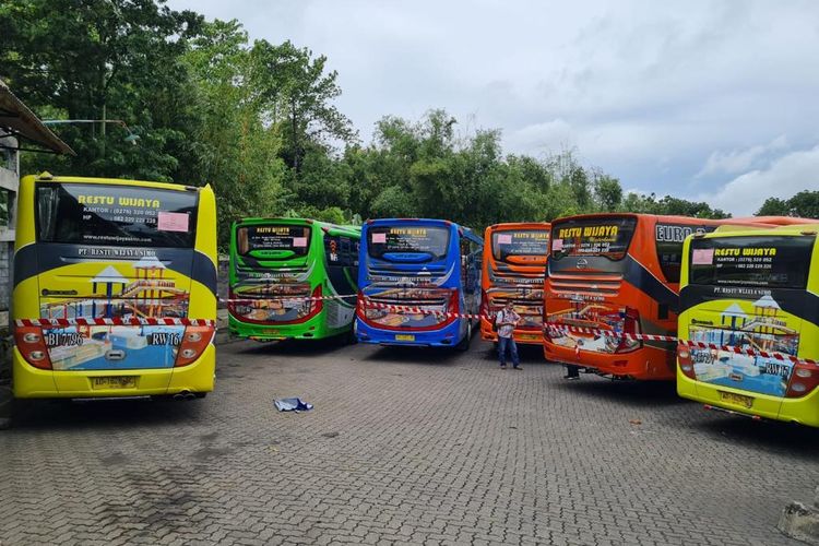 Kejaksaan Agung menyita 17 unit bus milik tersangka korupsi PT Asabri Sonny Widjaja.