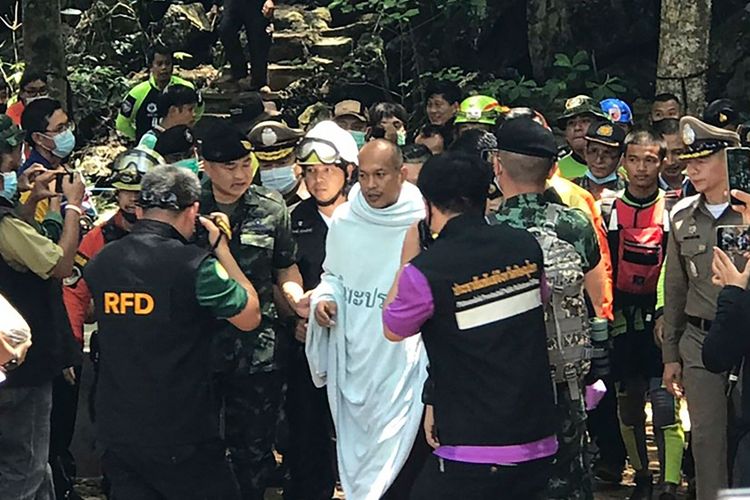 Biksu Buddha Phra Manas ketika diselamatkan dari Goa Than Phra Sai Ngam di utara Thailand, setelah terjebak selama 4 hari.