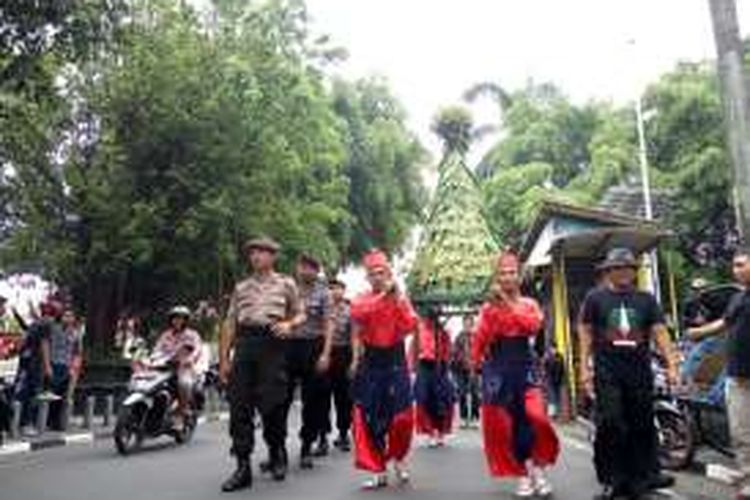 Gunungan daun tembakau saat melintasi Malioboro dalam aksi damai para petani tembakau tolak FCTC