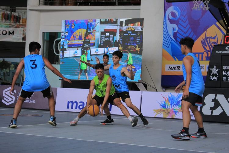 Aksi peserta Livin Mandiri Indonesia 3x3 Tournament 2022. Rangkaian Province Finals sudah berakhir dan menghasilkan total 32 tim dari lima provinsi yang akan beradu kekuatan dalam Grand Finale di Jakarta, 26-27 November 2022.