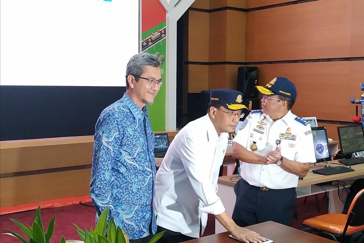 Menteri Perhubungan (Menhub) Budi Karya Sumadi meninjau persiapan Posko Nasional Terpadu 2019 di Gedung Kementerian Perhubungan, Jakarta, Selasa (28/5/2019). 