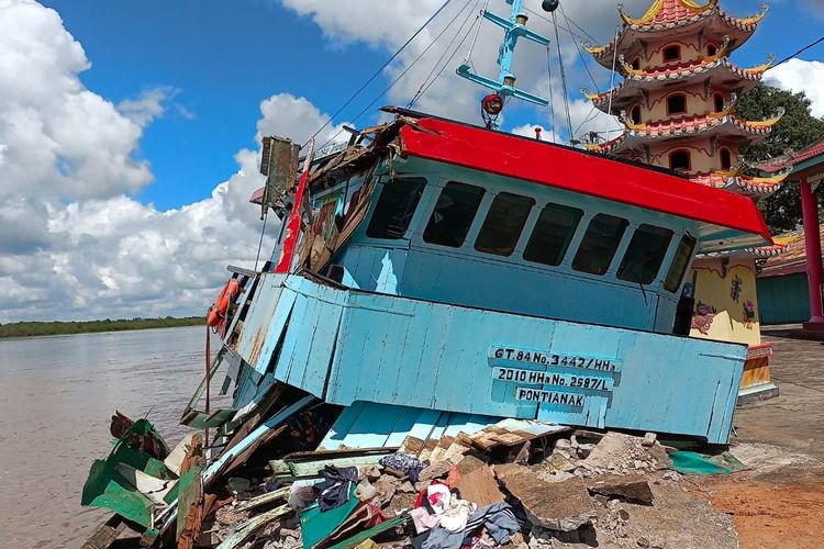 Sebuah kapal tongkang bermuatan bauksit menabrak tugboat yang tengah bersandar di Dermaga Sukalanting, Kabupaten Kubu Raya, Kalimantan Barat (Kalbar). Kepala Bidang Humas Kepolisian Daerah Kalbar Kombes Pol Jansen Avitus Panjaitan mengatakan, tidak ada korban jiwa dalam peristiwa tersebut, namun tugboat dan derma yang ditabrak mengalami kerusakan parah. 