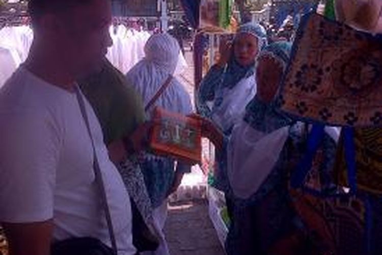  Bazar oleh-oleh haji di halaman Pendopo Kantor Bupati Semarang di Ungaran, Rabu (3/9/2014) siang.

