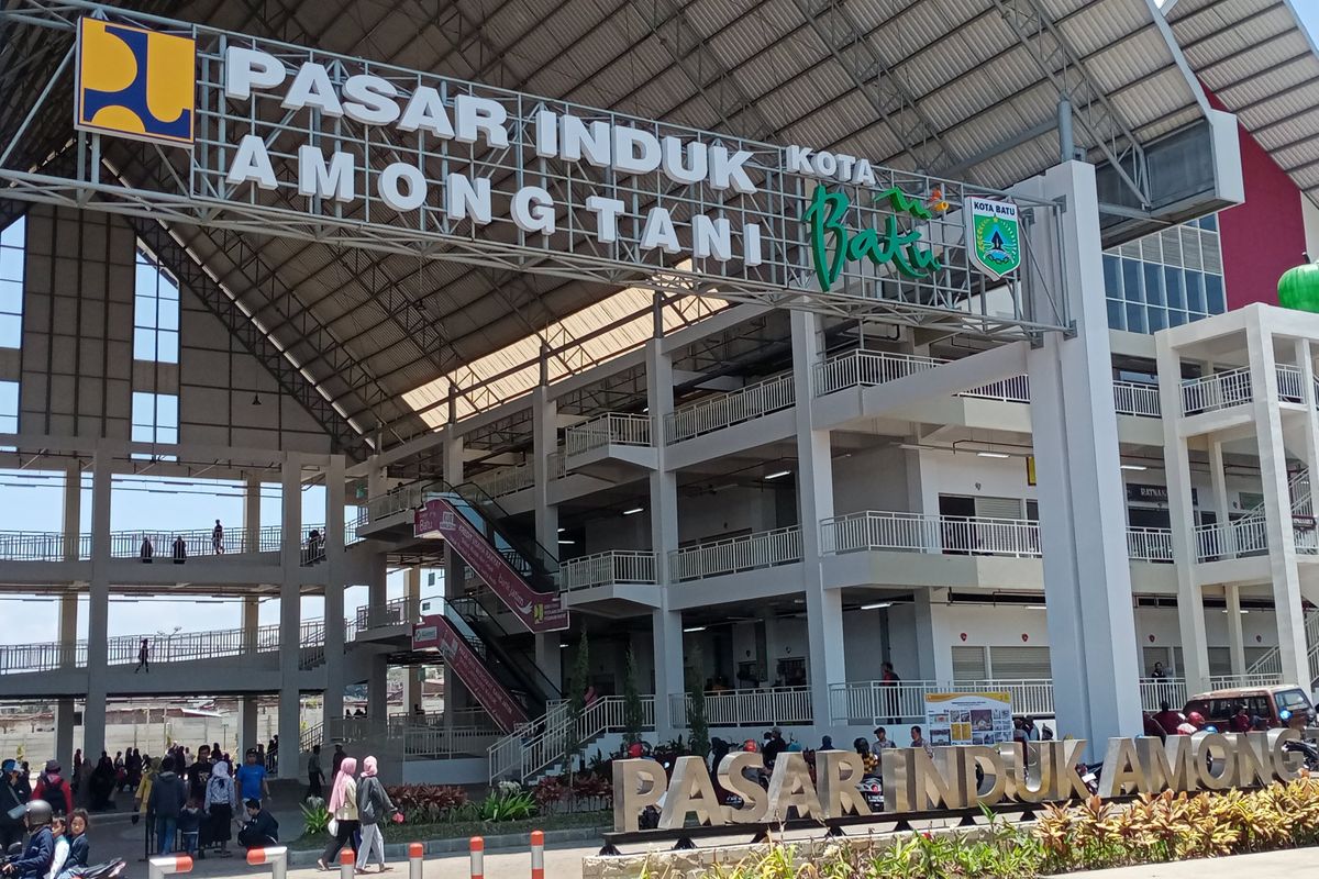 Pasar Induk Among Tani, Kota Batu, Jawa Timur tampak depan.